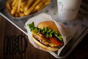 La populaire chaîne américaine Shake Shack, spécialisée dans les burgers, pourrait s'implanter prochainement en France.