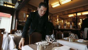 ge rh expert La restauration peine à recruter : normal. Humilié, exploité... Vis ma vie de serveur