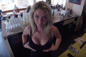 Une serveuse à forte poitrine reçoit-elle plus de pourboires ?