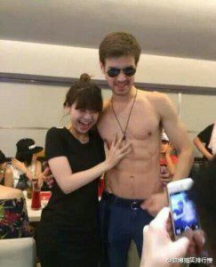 Les Serveurs Torses Nus de Chengdu Déchainent les Passions