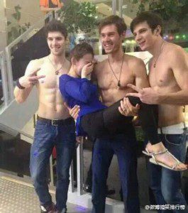 Les Serveurs Torses Nus de Chengdu Déchainent les Passions