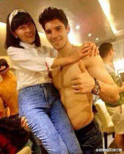 Les Serveurs Torses Nus de Chengdu Déchainent les Passions