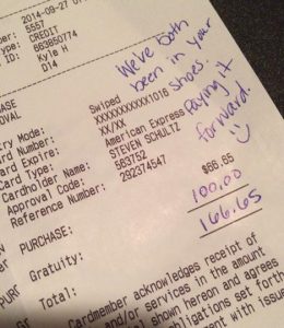 Après un service horrible au resto, ce couple laisse ce mot sur l’addition!