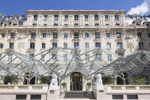 ge rh expert Les employés du Peninsula Paris s'opposent au départ de leur directeur