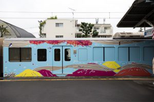 Kuma Kengo a choisi les couleurs de base « bleu du ciel et champagne doré », auquel viennent s’adjoindre les motifs s’inspirant des paysages que longe la voie ferrée. Ici : la voiture n°2, représentant « l’Été ».