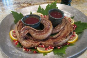 Ce serpent prêt à être cuisiné refuse de mourir
