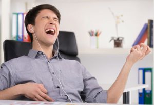 ge rh expert Peut-on écouter de la musique au travail ?