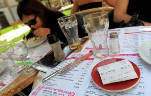 La pire façon de laisser un pourboire au restau