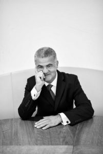 ge rh expert Denis Courtiade : «Service ne rime pas avec servilité, mais avec altruisme»