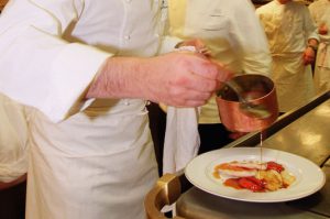 ge rh expert CRITIQUE DU GUARDIAN CONTRE LE RESTAURANT LE CINQ : DÉCRYPTAGE D’UNE OUTRANCE