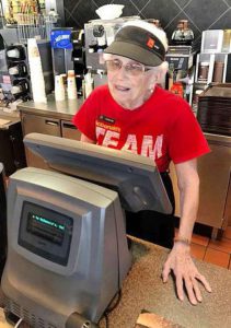 ge rh expert A 94 ans, elle travaille encore au McDo !
