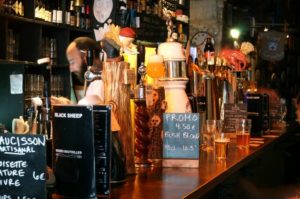 ge rh expert Joue pas au malin au bar