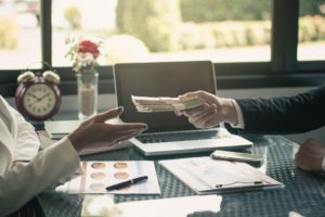 Le bonheur au travail commence avec un bon salaire