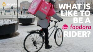 2000 livreurs à vélo sur la paille avec la chute de Foodora