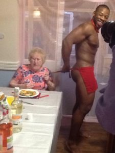 Les femmes de la maison de retraite sont choquées de découvrir que les serveurs sont en tenue d’Adam