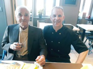 Monsieur AZNAVOUR: La salle et la terrasse