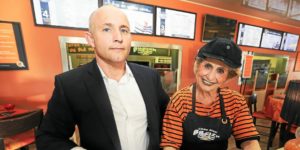 A 79 ans, elle signe un CDI car le restaurateur ne trouve pas de personnel