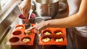 "60 millions de consommateurs" met en garde contre les moules à gâteaux en silicone et en teflon