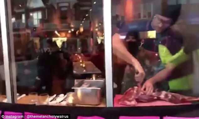 ge rh expert Un Restaurateur Courageux devant des Vegans