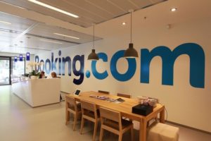 ge rh expert Amazon & Booking, une alliance à craindre pour le Tourisme ?
