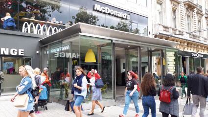 "Ça fait mal au cœur" : de nombreuses chaînes de restauration ne respectent toujours pas la loi sur le tri des déchets