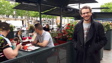 "Ça fait mal au cœur" : de nombreuses chaînes de restauration ne respectent toujours pas la loi sur le tri des déchets