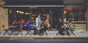 Le secteur de l’hôtellerie-restauration connaît un manque de main-d’œuvre dû à la crise du coronavirus qui a poussé les salariés au chômage forcé