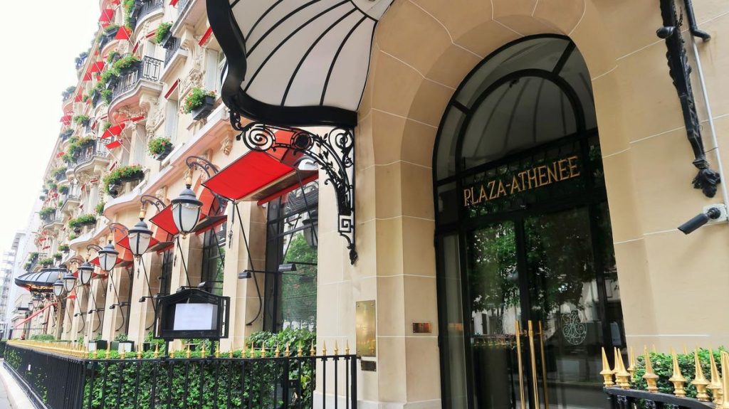 Au Plaza Athénée et au Meurice, les clients financent la prime des salariés