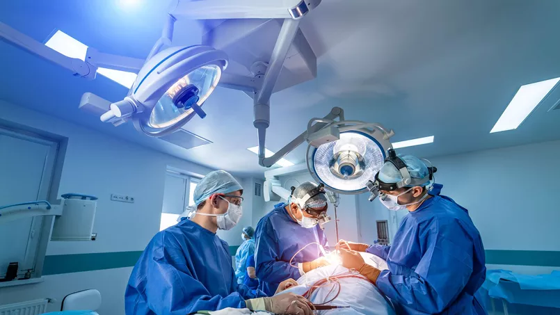 Selon le Wall Street Journal, Med-PaLM 2 serait en test dans le prestigieux hôpital de recherche américain Mayo Clinic depuis avril. Tout test effectué avec Med-PaLM 2 ne sera pas "clinique, ni face au patient, ni susceptible de nuire aux patients", a assuré Karan Singhal. Le modèle sera plutôt testé pour des "tâches administratives qui peuvent être automatisées relativement facilement, avec de faibles enjeux", a-t-il ajouté.
